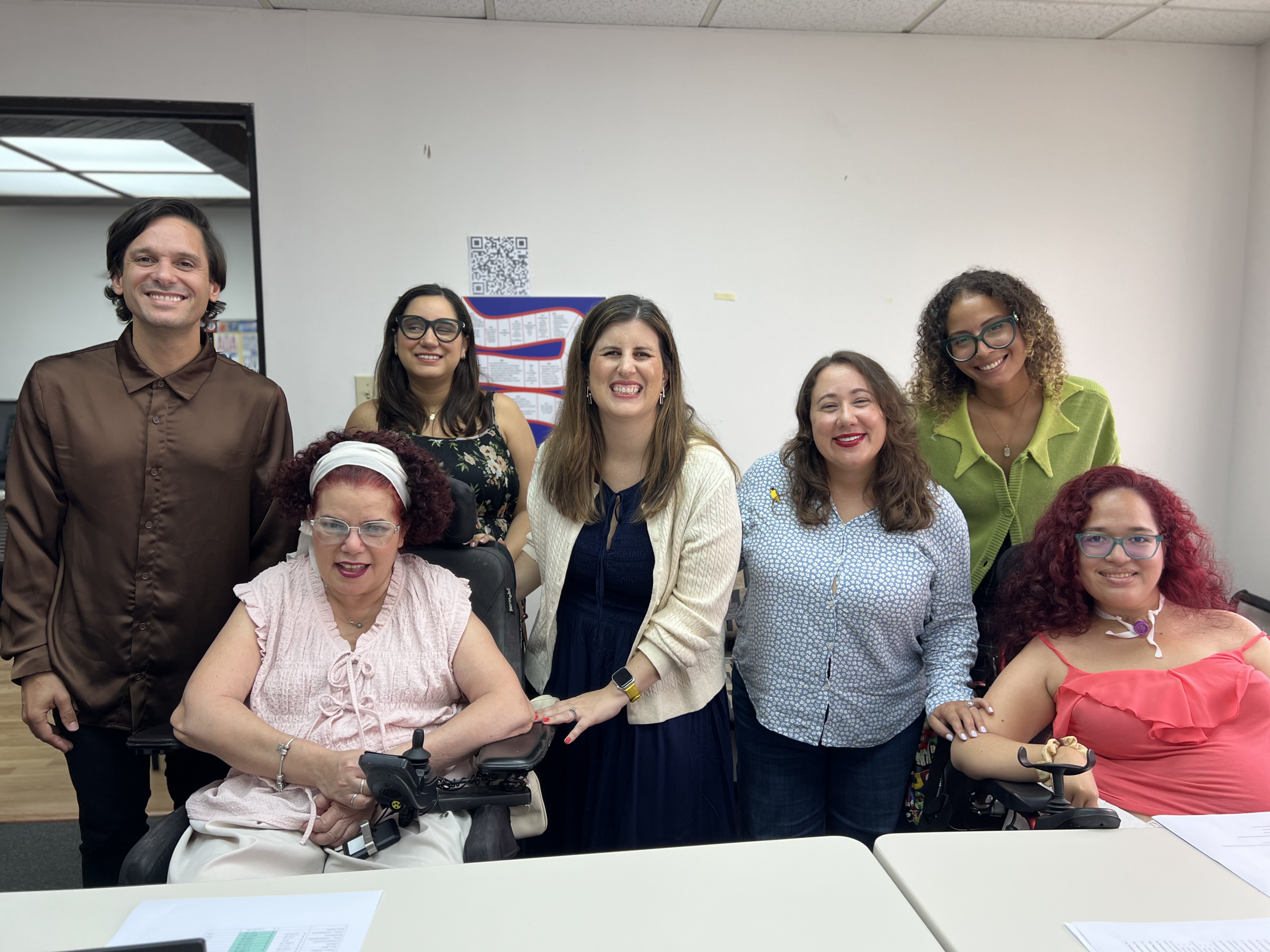Integrantes del Consejo Estatal de Vida Independiente sonríen en una reunión ordinaria.